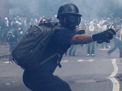 Manifestantes nesta segunda-feira nas ruas de Caracas.