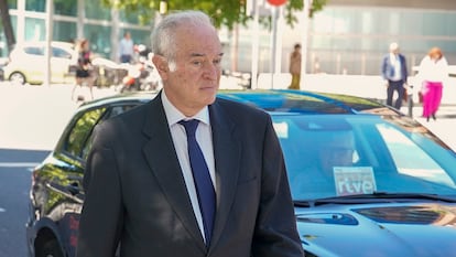 El juez Juan Carlos Peinado camina cerca de los Juzgados de Plaza Castilla en Madrid, en junio de 2024.