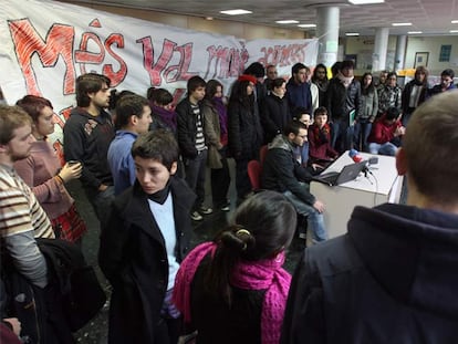 Reunión de las asambleas de alumnos universitarios anti-Bolonia, ayer en Valencia.