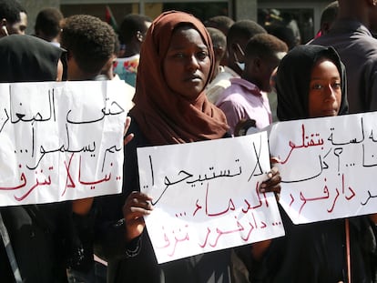 Unos estudiantes protestaban contra la policía, en septiembre de 2019 en Niyala (Darfur).