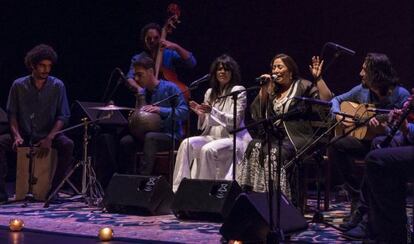 El grupo de Montse Cortés y Yasmin Levy, en una actuación en directo.