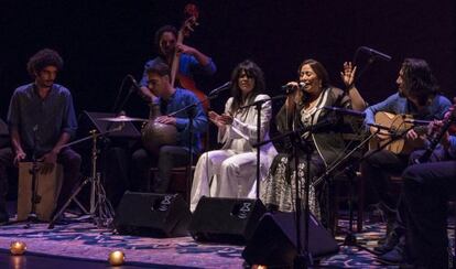 El grupo de Montse Cort&eacute;s y Yasmin Levy, en una actuaci&oacute;n en directo. 