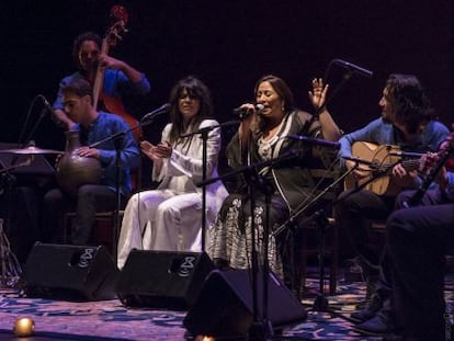 El grupo de Montse Cort&eacute;s y Yasmin Levy, en una actuaci&oacute;n en directo. 