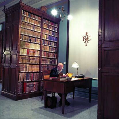 El académico Juan Gil trabajando en la biblioteca