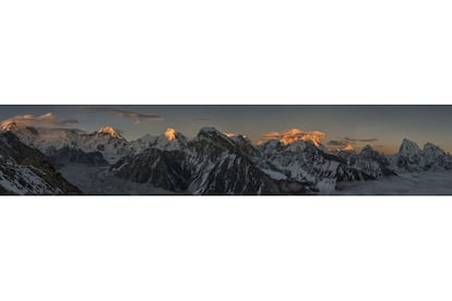 Desde la cumbre del Gokyo Ri (en la foto), cuando el tiempo acompaña, se llegan a divisar cuatro de las catorce cimas más altas del mundo: el Cho Oyu (izquierda), Everest y Lhotse (tapadas por las nubes) y Makalu (justo a su derecha, iluminada por el sol). Como el trekking que conduce a los pies del Everest (en Nepal), las excursiones al Gokyo Ri parten del aeródromo de Lukla, una pista de aterrizaje increíble que recibe vuelos desde Katmandú.