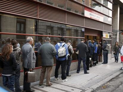 Cola en el exterior de la oficina del INEM en la calle Evaristo San Miguel, en Madrid.