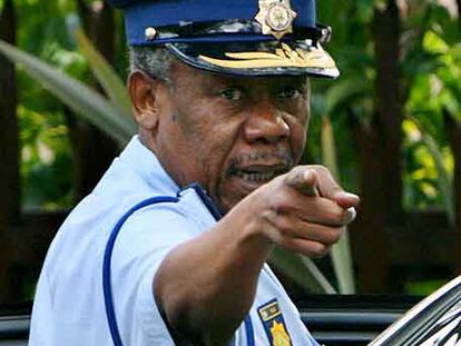 Jackie Selebi, ex jefe de la policía surafricana y ex presidente de la Interpol, increpa a los periodistas de Pretoria el día que tuvo que dimitir