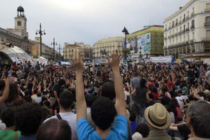 La Puerta de Sol, abarrotada durante la jornada electoral de ayer.