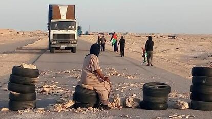 Decenas saharauis bloquean desde el 21 de octubre al paso fronterizo de Guerguerat para pedir a la ONU que cumpla con el compromiso de celebrar un referéndum de autodeterminación del Sahara Occidental.