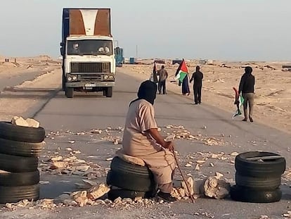 Decenas saharauis bloquean desde el 21 de octubre al paso fronterizo de Guerguerat para pedir a la ONU que cumpla con el compromiso de celebrar un referéndum de autodeterminación del Sahara Occidental.