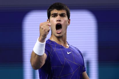 Carlos Alcaraz celebra un punto durante un partido en el Masters de Miami.