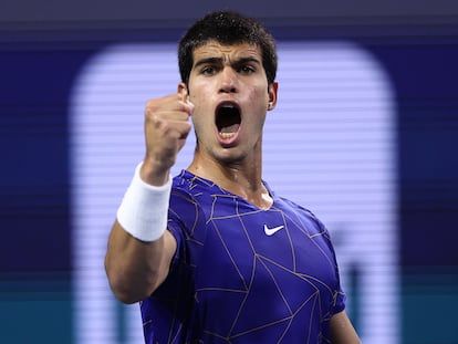 Carlos Alcaraz celebra un punto durante un partido en el Masters de Miami.