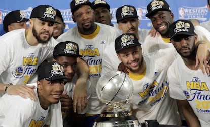 Los Warriors, con el trofeo de campeones del Oeste.