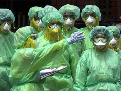 Médicos equipados contra la neumonía se disponen a visitar pacientes, ayer, en el hospital Huachang de Taipei (Taiwan).