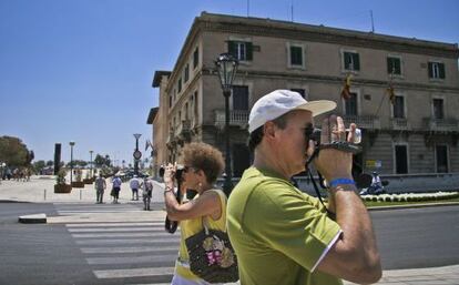 Turistes davant del Parc de la Mar, a Palma de Mallorca. 