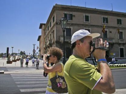 Turistes davant del Parc de la Mar, a Palma de Mallorca. 