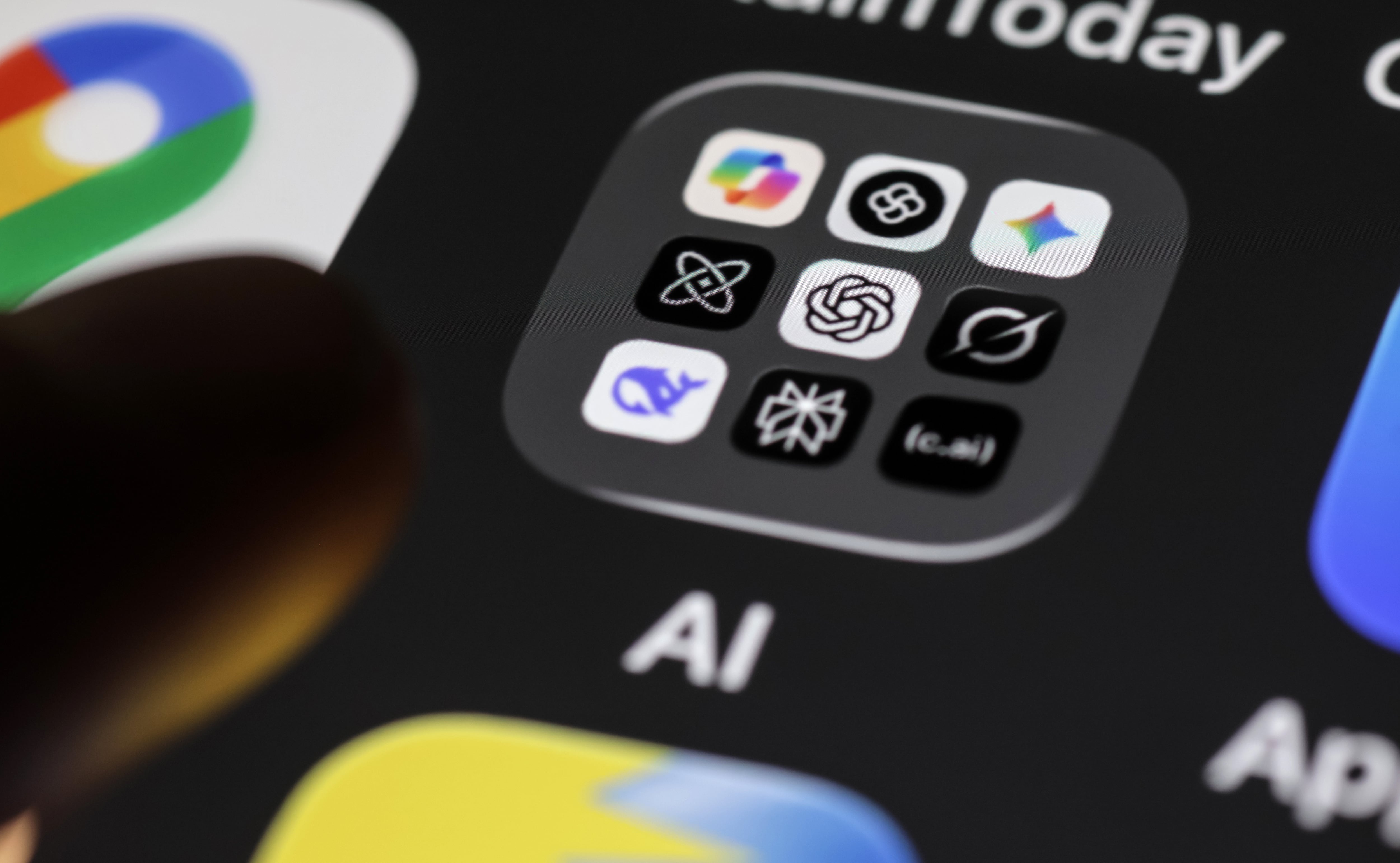 Berlin (Germany), 31/10/2025.- (ILLUSTRATION) - A mobile phone display showing the icons of artificial intelligence (AI) apps Deepseek, Chatgpt and Gemini in Berlin, Germany, 31 October 2025. (Alemania) EFE/EPA/HANNIBAL HANSCHKE
