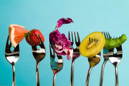 Several fruits and vegetables: grapefruit, strawberry, red cabbage, kiwi and pepper.