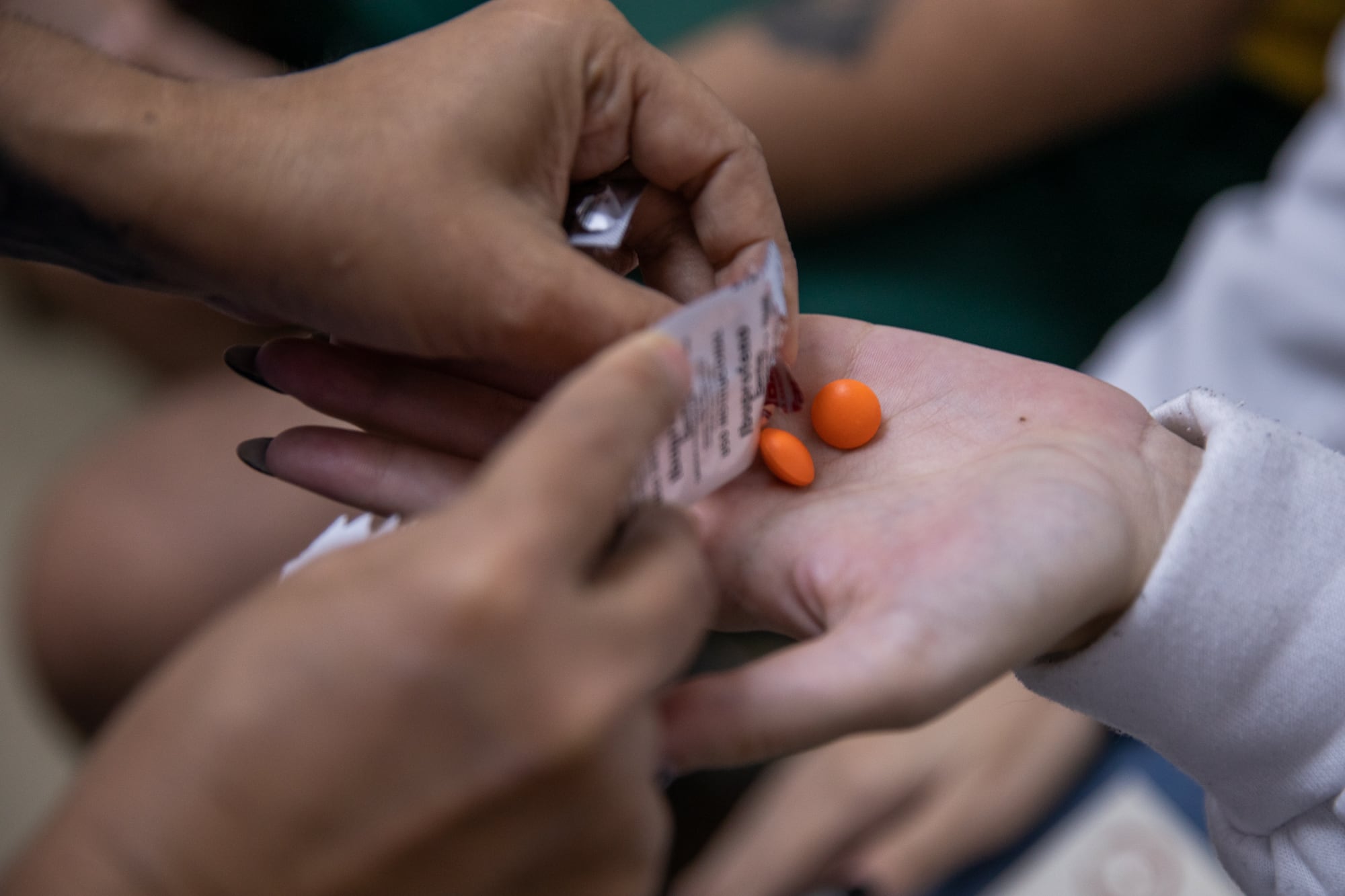 María Fernanda toma unas píldoras antes de su cita en la sede de Oriéntame, en Cúcuta, el 24 de junio de 2023.