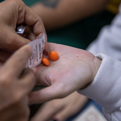 Una mujer venezolana toma unas píldoras antes de su cita en la sede de Oriéntame, en Cúcuta