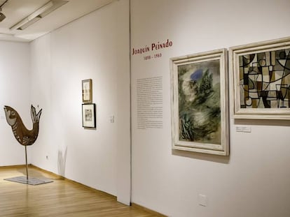 El pez que Manuel Ángeles Ortiz dibujó en 1926 para la revista 'Litoral' hecho escultura y, a la derecha, obras de Joaquín Peinado, en Málaga en la muestra 'La palabra pintada'.