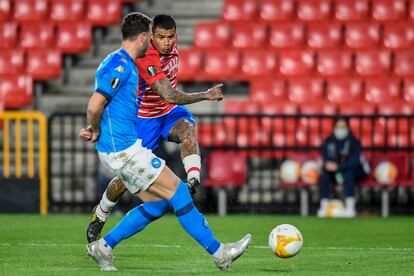 Kenedy dispara para hacer el segundo gol del Granada.