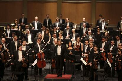 La Orquesta de la Comunitat Valenciana y Zubin Mehta, tras uno de sus conciertos en su gira por China. 