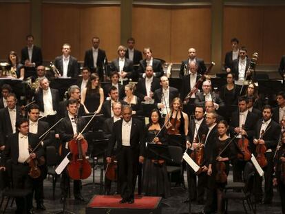 La Orquesta de la Comunitat Valenciana y Zubin Mehta, tras uno de sus conciertos en su gira por China. 