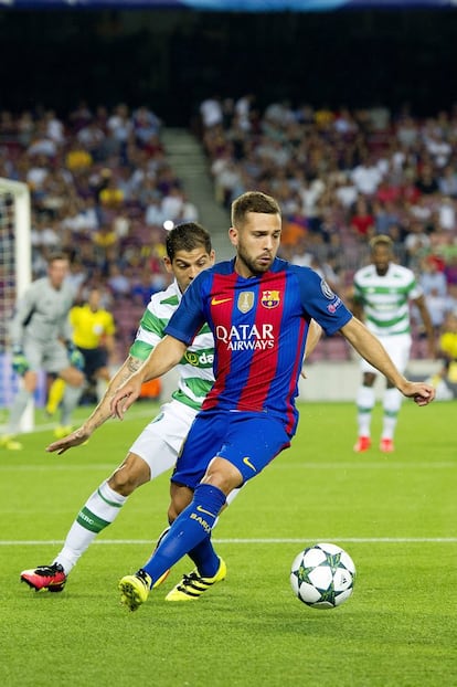 Jordi Alba bloquea el paso del jugador del Celtic.