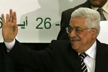 El presidente Mahmud Abbas saluda durante la apertura de la Conferencia de Diálogo Nacional entre las facciones palestinas.