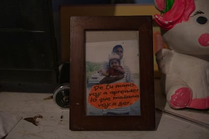 Retrato de Jorge Luis Martínez, 'El Loco', minero atrapado desde el pasado miércoles en el derrumbe de un pozo carbón. En los brazos sostiene a su hija Alison.