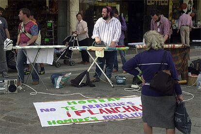 Un grupo de hombres plancha en plena calle Larga, en Jerez.