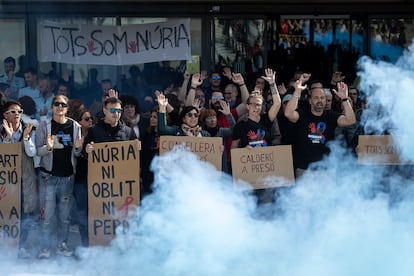 Protesta de funcionarios de prisiones por la muerte de una compañera asesinada en el centro penitenciario Brians 2.  [ALBERT GARCIA] EL PAIS