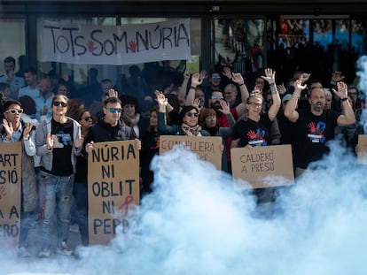 Protesta de funcionarios de prisiones por la muerte de una compañera asesinada en el centro penitenciario Brians 2.  [ALBERT GARCIA] EL PAIS