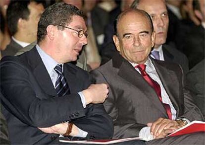 Alberto Ruiz-Gallardón y Emilio Botín durante la presentación del proyecto Ciudad Financiera del SCH.