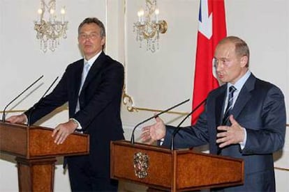 Tony Blair y Vladímir Putin, durante la rueda de prensa conjunta que han ofrecido esta mañana en Novo-Ogaryovo.