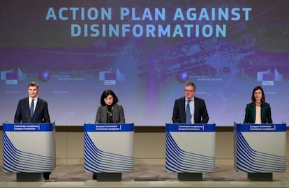 El vicepresidente de la Comisión Europea, Andrus Ansip (primero a la izquierda) presenta en Bruselas el Plan de Acción contra la desinformación.