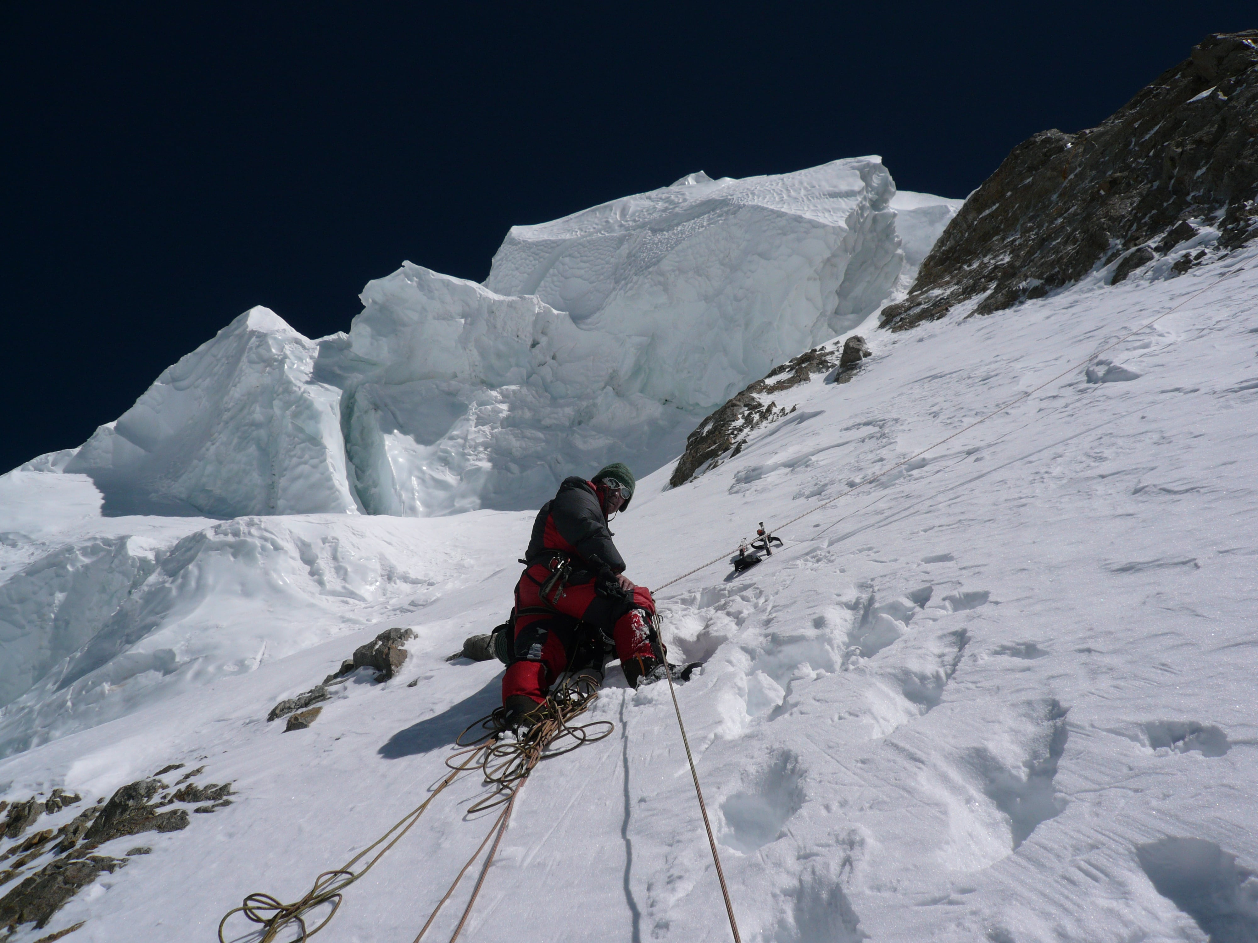 Mikel Zabalza bajo un serac a 7300 m.