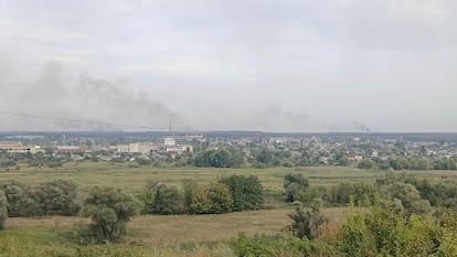 Impactos de artillería en el horizonte, vistos desde Kupiansk.