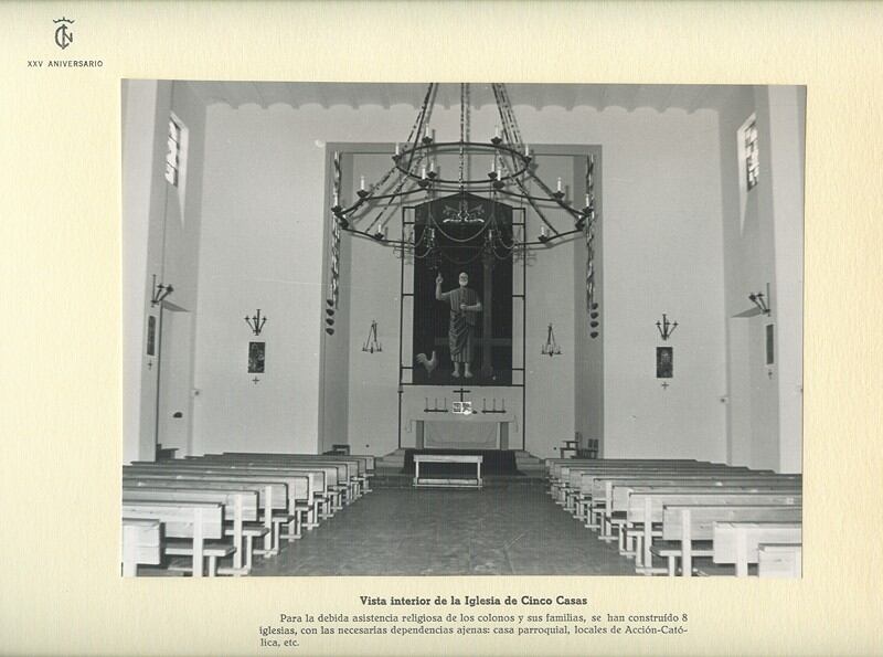 Vista interior de la iglesia de Cinco Casas, Ciudad Real. Imagen proporcionada por el Ministerio de Agricultura, Pesca y Alimentación, Archivo Central Fondo Instituto Nacional de Colonización. XXV Aniversario, Ciudad Real. Signatura: Iglesia de Cinco Casas.