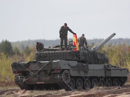 Militares españoles a bordo de un carro de combate Leopard, durante los ejercicios de la OTAN celebrados el pasado día 11 en la base de Adazi (Letonia).