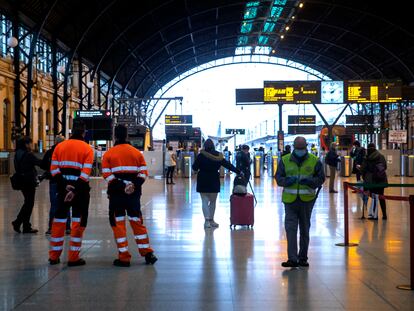 Trenes de Cercanías en la Estación del Norte de Valencia.