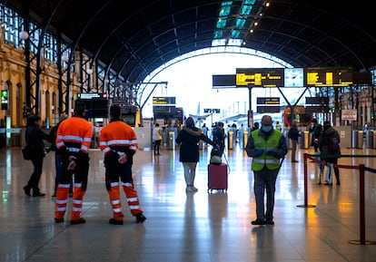 Tren de cercanías en la Estación Norte de Valencia.