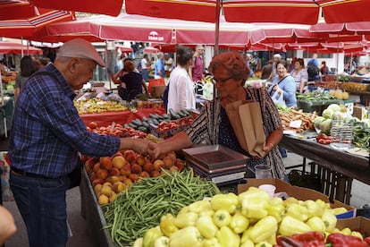 Una mujer compra en un mercado de Zageb (Croacia), el 9 de septiembre.