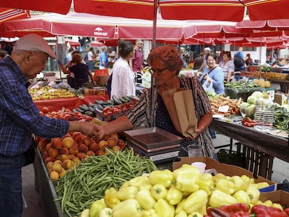 Una mujer compra en un mercado de Zageb (Croacia), el 9 de septiembre.