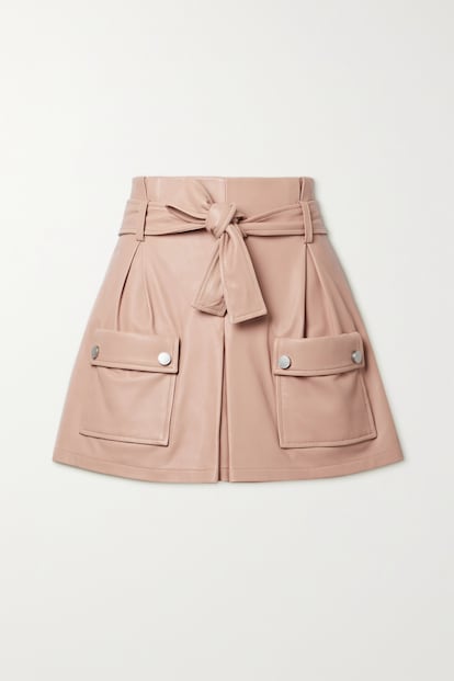 Otra ganga de la que presumirás durante varias temporadas es este short en piel de Red Valentino. Confeccionados en piel, con dos bolsillos de solapa en el frontal y cinturón cuenta con un 70% de descuento y pasa de tener un precio de 650 euros a valer 195.