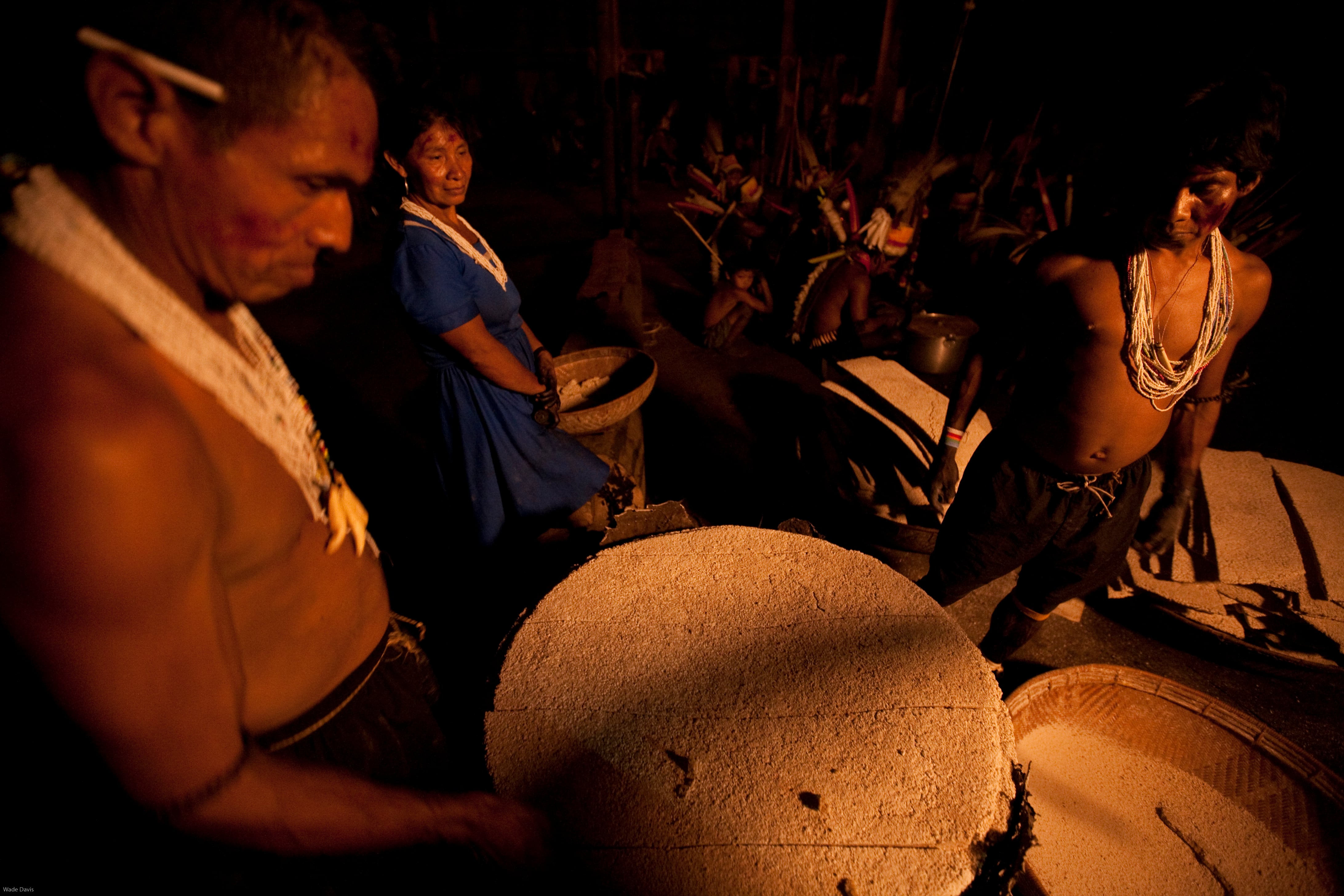 Miembros del pueblo indígena Barasano distribuyen pan de yuca durante un festival en Río Piraparana, en la Amazonía colombiana, en 2009.