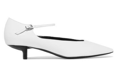El blanco es uno de los colores imprescindibles si hablamos de kitten heels. Palabra de firmas como Balenciaga, Michael Kors, Céline y Stella McCartney (en la imagen, 495 euros).