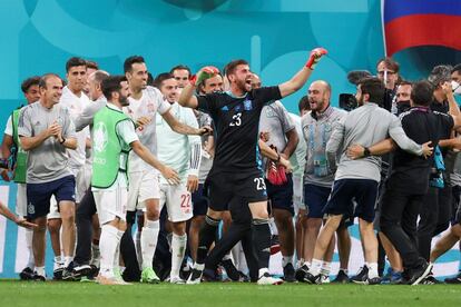 Los jugadores de España celebran su victoria ante Suiza tras el encuentro de cuartos de final de la Eurocopa 2020, este viernes en el estadio Krestovski, en San Petersburgo.