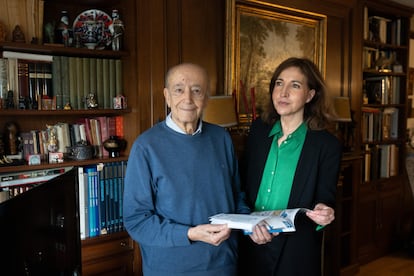 Carlos Sánchez-Reyes, presidente de la OCU durante casi tres décadas, e Ileana Izverniceanu, actual portavoz de la asociación de consumidores, con un ejemplar de la revista 'OCU Contigo'.